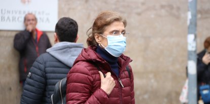 Imagen de archivo de una persona usando mascarilla