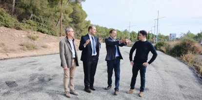 El conseller Albert Dalmau, este miércoles, con el alcalde de La Secuita y responsables de Adif.