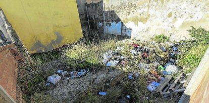 Las bolsas de basura encima de un solar con restos arqueológicos, en la calle Trinquet Nou