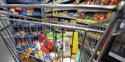 Productos básicos en un carro de la compra, en una imagen de archivo.
