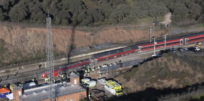 Vista aérea este lunes de los trenes accidentados ayer domingo cerca de Adamuz (Córdoba)