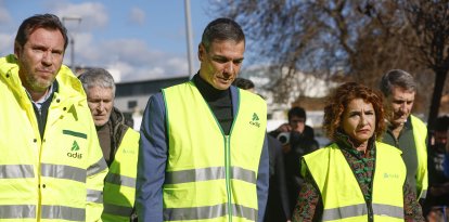El presidente del Gobierno Pedro Sánchez (c) a su llegada a Adamuz, Córdoba