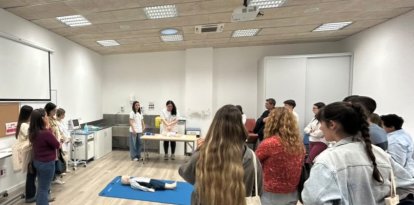 Visita en una aula d'Infermeria en la Jornada de Portes Obertes del 2025 en Vilafranca del Penedès.