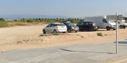 Este terreno situado en un lateral de la avenida Generalitat de Vila-seca se usa como aparcamiento.