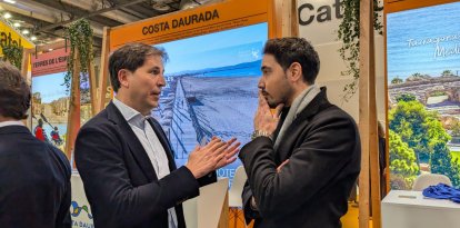 Francesc Pintado, presidente de la AEHT, junto al chef Moha Quach, del restaurante El Terrat de Tarragona, este jueves en Fitur.