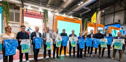 Los representantes del territorio, en el estand de Fitur con las camisetas de las pruebas ciclistas que pasarán este año por Tarragona.