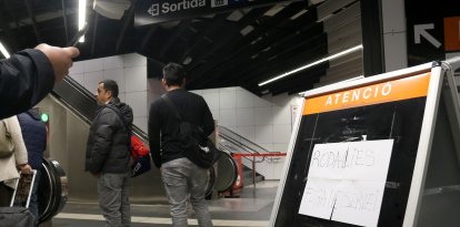 Un indicador en el vestíbulo de la estación de Sants informando de la suspensión del servicio de Rodalies.