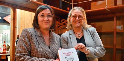 Isabel Martínez Martínez, autora del llibre, i Montserrat Caelles, directora comercial general de Vermuts Miró.