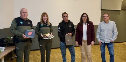 L'IDECE ha entregat un obsequi al pescador i als Agents Rurals