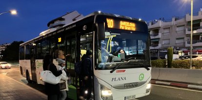 El bus de las 7.30 este miércoles en la parada de Cunit ya llevaba pasajeros.