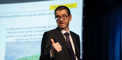 Fernando Rodríguez, miembro de CaixaBank Wealth Management, durante su ponencia en el CaixaForum de Tarragona.