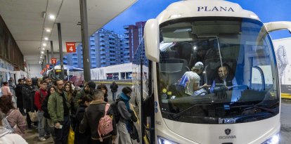 Usuarios esperan para subir al autobús en la estación de Tarragona