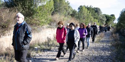 Vecinos de Cambrils, Mont-roig y Vandellòs i l'Hospitalet han recorrido un tramo del viejo trazado de las vías.