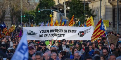 Miles de personas tomaron parte de la doble manifestación de ayer en Barcelona por el caos del servicio de Rodalies.