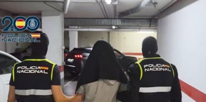 Agentes de la Policía Nacional trasladan al presunto yihadista