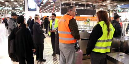Usuarios en la estación de Sants este lunes por la tarde, justo después de la desconvocatoria de la huelga
