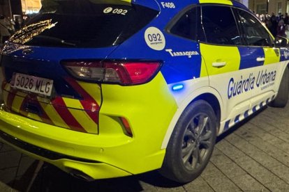 Un coche patrulla de la Guàrdia Urbana de Tarragona en la plaza Corsini