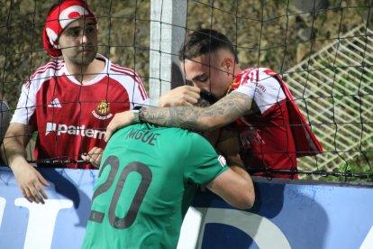 El jugador Migue Leal llora desconsolado tras el partido contra la Real Sociedad 'B'