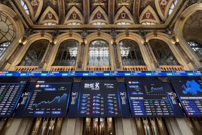 Pantallas muestran información bursátil en el parqué madrileño este martes. BBVA y Sabadell, en sintonía con el resto de bancos del IBEX 35, suben este martes en bolsa, en una sesión en la que el Gobierno, mediante el Consejo de Ministros, dará a conocer el dictamen sobre la opa.