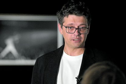 Fenton Bailey, manager de Camera Eye e hijo de David Bailey atiende a los medios durante la presentación de la obra del legendario fotógrafo inglés David Bailey.