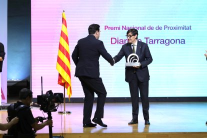 El conseller delegat del Diari de Tarragona, Santiago Batchilleria Grau, recollint el premi