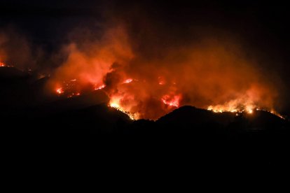 Las llamas que arden en el incendio de Paüls, en la zona del Parque Natural dels Ports