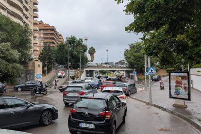 Atasco a la entrada de la ciudad de Tarragona debido a la lluvia