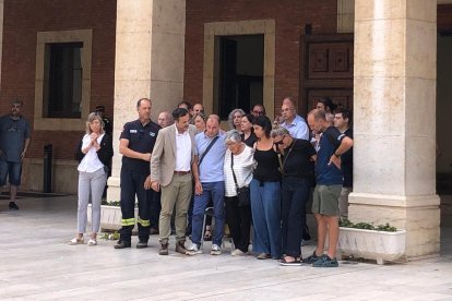 Momento del minuto de silencio realizado hoy en Tortosa en honor al bombero muerto durante el incendio del Baix Ebre