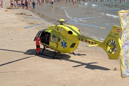 El helicóptero medicalizado ha aterrizado en la arena de la playa dels Capellans.