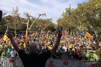 El passeig del parc Teodor González de Tortosa, ple de gom a gom en la Diada de 2024