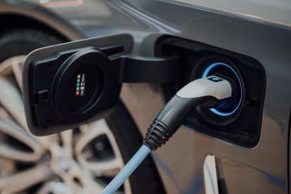 El vehículo que reparaba es un coche eléctrico que habría provocado la descarga.