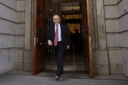 El exministro de Hacienda Cristóbal Montoro ha comunicado al PP su decisión de abandonar la militancia del partido.