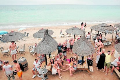 La terraza del Maykao en la playa de Mont-roig invita a descalzarse.