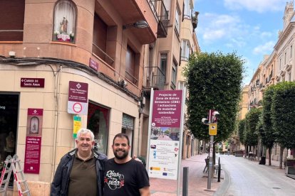 Eduard Huguet i Jaume Piñol, davant de la capelleta de Santa Anna que han restaurat.