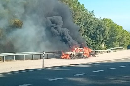 Imagen del coche en llamas en Montblanc