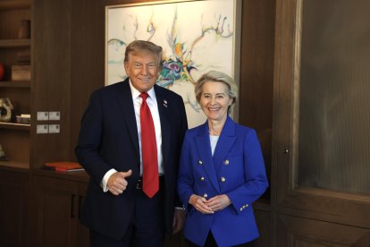 El presidente de Estados Unidos, Donald Trump, y la presidenta de la Comisión Europea, Ursula von der Leyen, durante la cumbre del G-7