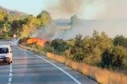 El fuego ha afectado a una zona de matojos cercana a la carretera