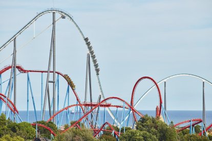 Silueta de las atracciones de PortAventura World.