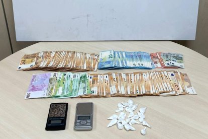 Los agentes intervinieron 26 dosis de un gramo de cocaína, billetes fraccionados, dos básculas de precisión, varios teléfonos móviles y material para preparar los envoltorios