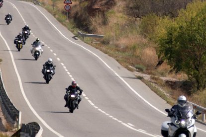 Un grupo de motociclistas en carretera