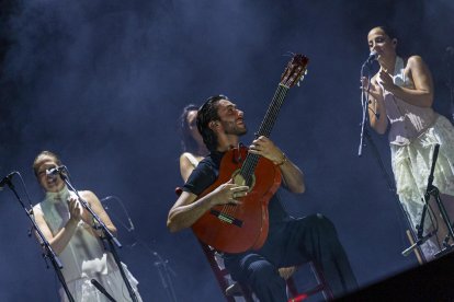 Yerai Cortés acompañado por su coro, en el Danseu Festival.