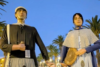 Los Gegants Pescadors de Salou, Ramon y Maria del Mar, en el paseo Jaume I.