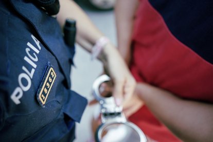 Un agente de los Mossos realiza una detención en una imagen de archivo.