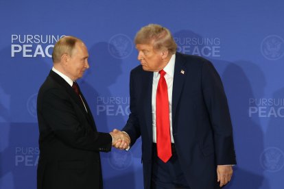 El presidente de Rusia, Vladimir Putin (i), y su homólogo de Estados Unidos, Donald Trump, se saludan al finalizar una declaración conjunta este viernes, en Anchorage