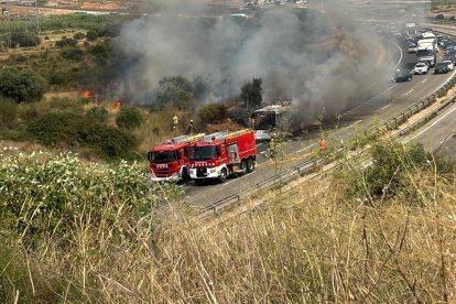 Los bomberos trabajando en la extinción del incendio.