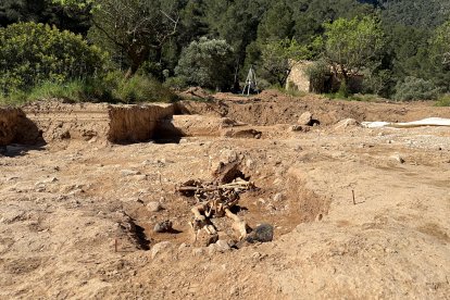 A La Teuleria (Gandesa), s’han localitzat dos soldats enterrats en un antic punt sanitari de la batalla de l’Ebre.