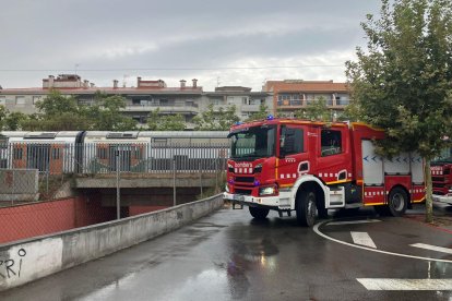 Los equipos de bomberos en la estación de tren.
