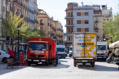 Vehículos de reparto en la Plaça de la Font.