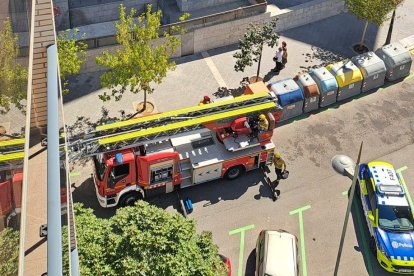 Bomberos y Guàrdia Urbana han acudido al incidente.