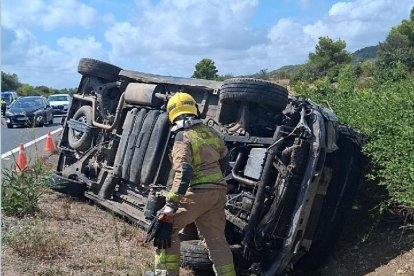 Imagen del coche volcado en la AP-7